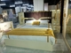 Современное стекло MDF мебели наборов спальни с лампами ночи таблицы золота бортовыми